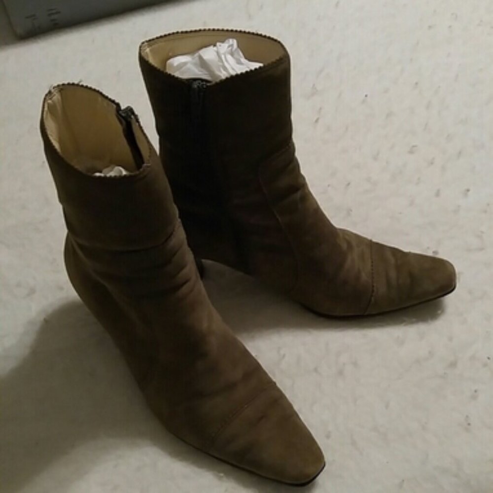 Casual Corner Felicia suede ankle boots size 5